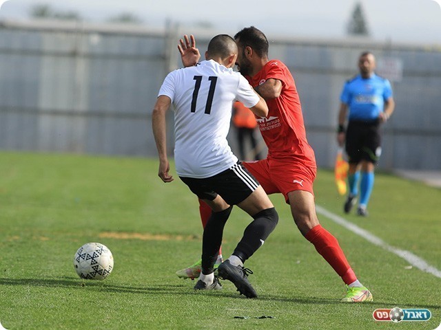 סלים עמאש מנסה לעבור את השומר שלו (דאפר מחאמיד)